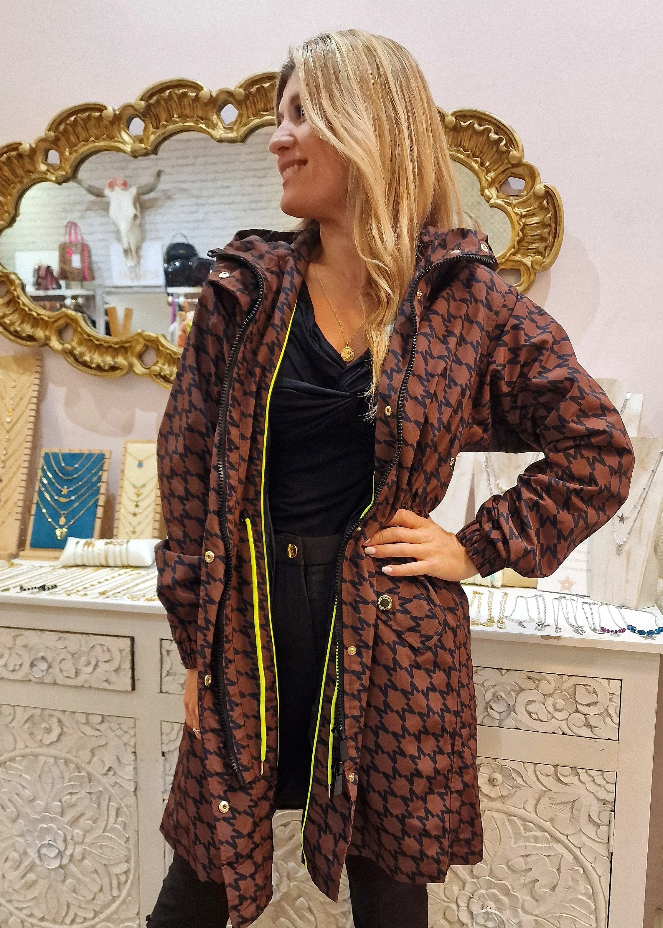 camel trench coat Lola Casademunt logo