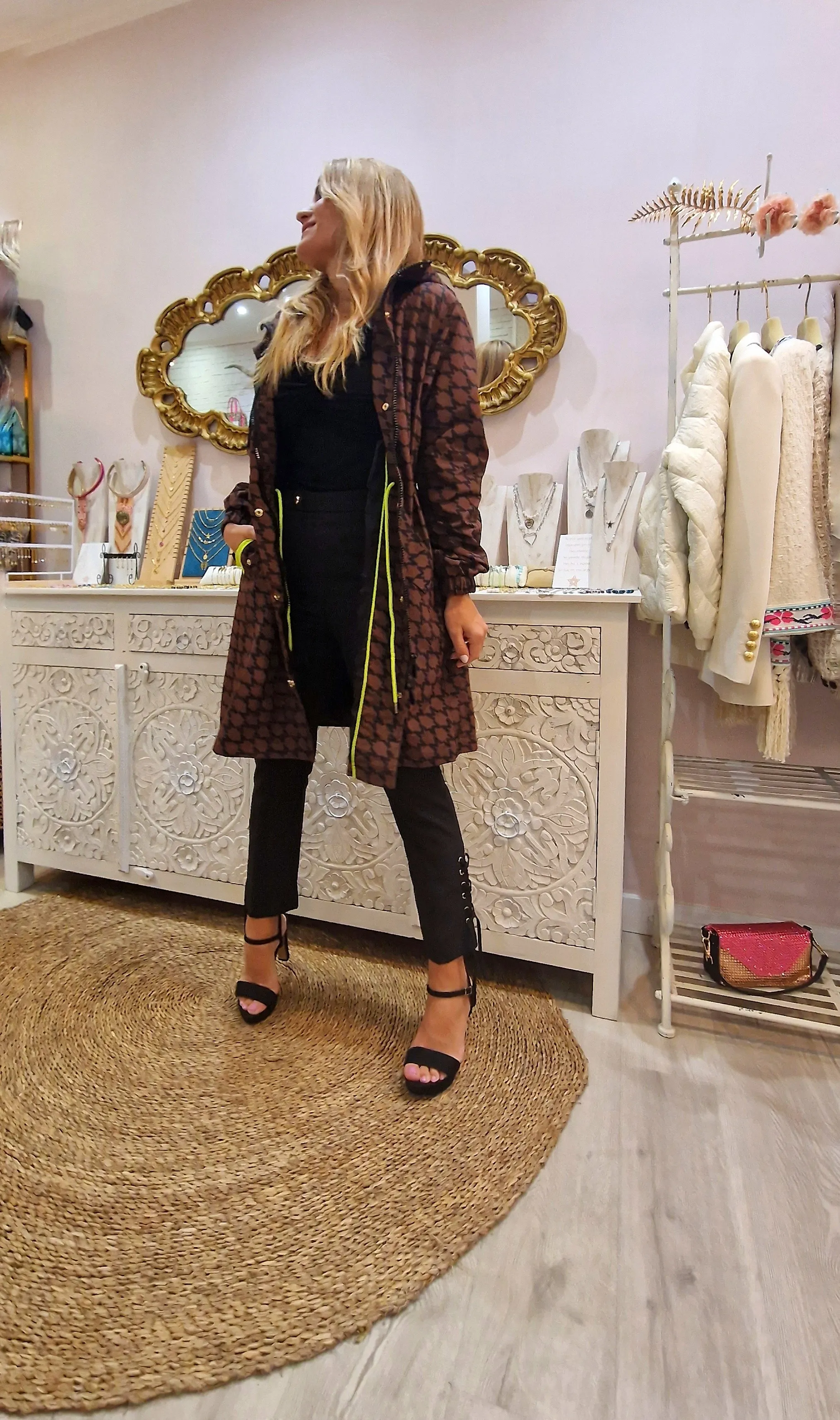 camel trench coat Lola Casademunt logo