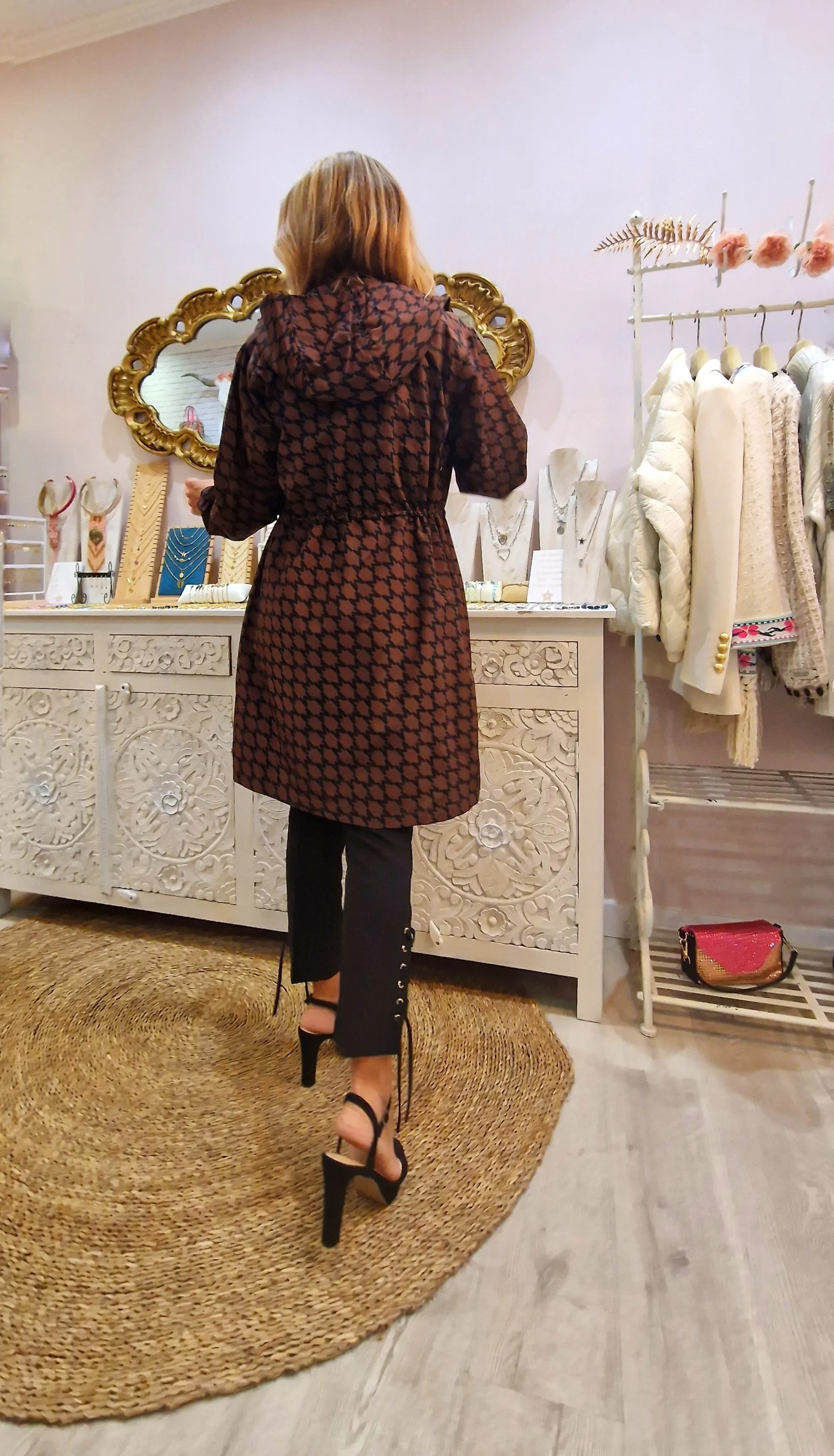 camel trench coat Lola Casademunt logo